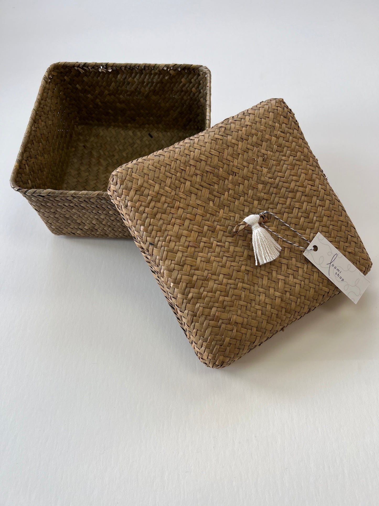 basket with tassel lid